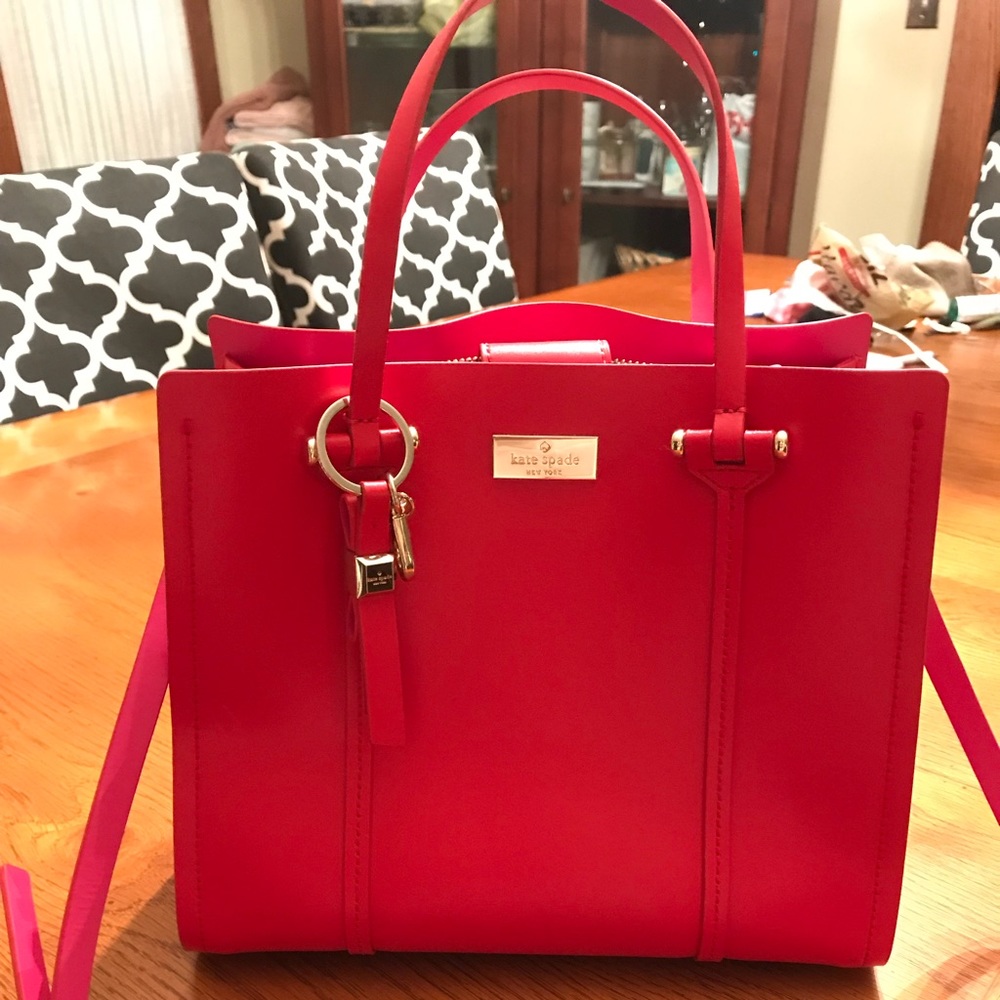 Kate spade purse with keychain that comes with